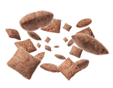 Beyaz arka planda uçuşan gevrek mısır tabletleri 