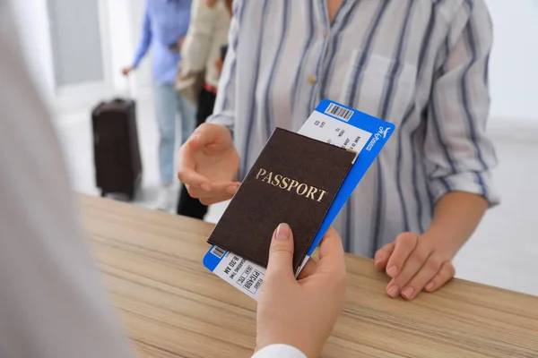 Agent Geeft Paspoort Met Ticket Naar Klant Bij Check Balie — Stockfoto