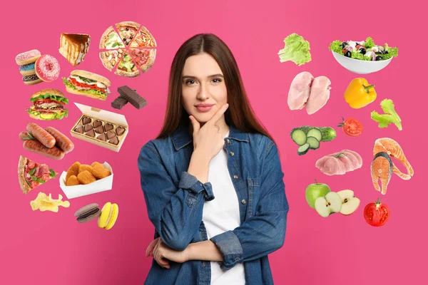 Mulher Duvidosa Escolher Entre Alimentos Saudáveis Não Saudáveis Fundo Rosa — Fotografia de Stock