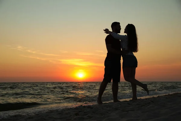 Casal Passar Tempo Juntos Praia Pôr Sol — Fotografia de Stock