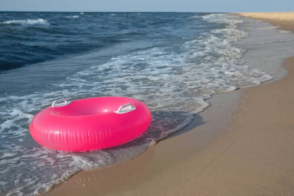 Helder Roze Opblaasbare Ring Zandstrand Bij Zee Ruimte Voor Tekst — Stockfoto