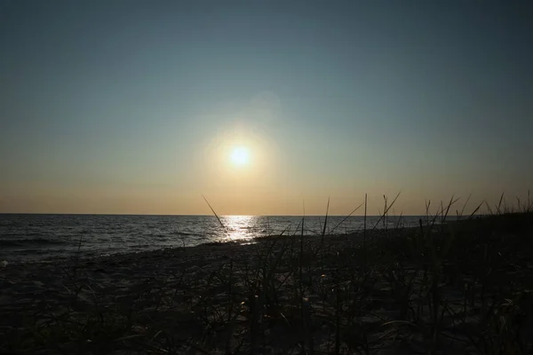 Malowniczy Widok Pięknej Plaży Zachodzie Słońca — Zdjęcie stockowe