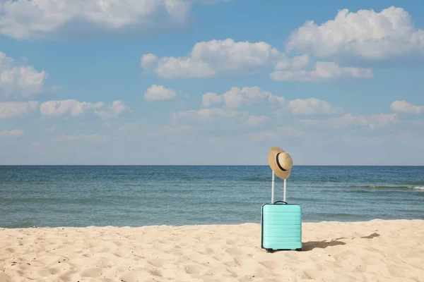 Turquoise Suitcase Straw Hat Sandy Beach Sea Space Text — Stock Photo, Image