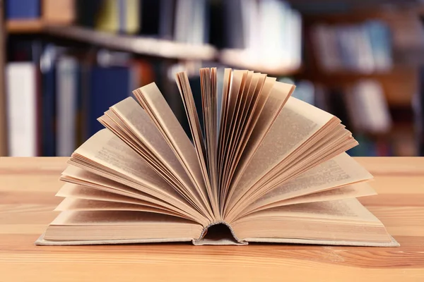 Livro Aberto Sobre Mesa Madeira Biblioteca — Fotografia de Stock