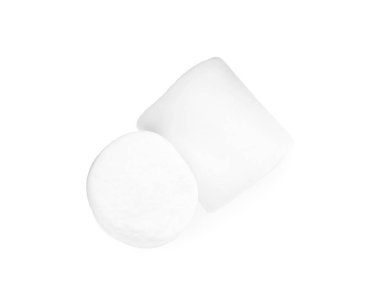 Beyaz arka planda nefis pofuduk marşmelovlar.