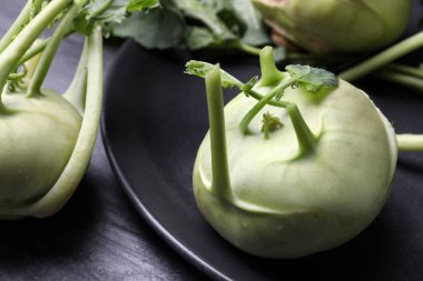 Olgun kohlrabi bitkileri tabakta, yakın görüş