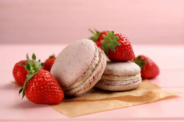 Deliciosos Macarons Morangos Mesa Madeira Rosa Close — Fotografia de Stock