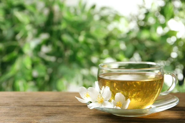 Glazen Kopje Aromatische Jasmijnthee Verse Bloemen Houten Tafel Ruimte Voor — Stockfoto