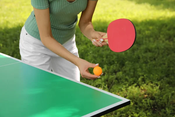 Νεαρή Γυναίκα Παίζει Πινγκ Πονγκ Στο Πάρκο Κοντινό Πλάνο — Φωτογραφία Αρχείου