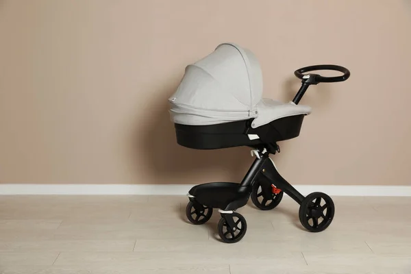 Een Kinderwagen Moderne Kinderwagen Bij Beige Wand Ruimte Voor Tekst — Stockfoto