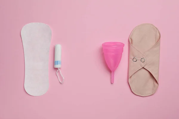 粉红背景一次性可重复使用的月经卫生用品 — 图库照片