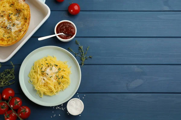 Gustosi Spaghetti Zucca Con Formaggio Timo Serviti Tavola Blu Legno — Foto Stock