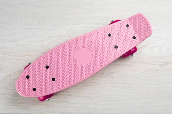 Pinkfarbenes Skateboard Auf Weißem Holzgrund Draufsicht Sportgeräte — Stockfoto