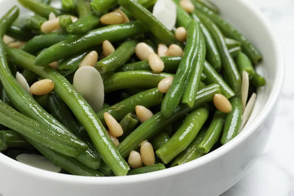 Mísa Chutného Salátu Zelenými Fazolemi Bílém Stole Detailní Záběr — Stock fotografie