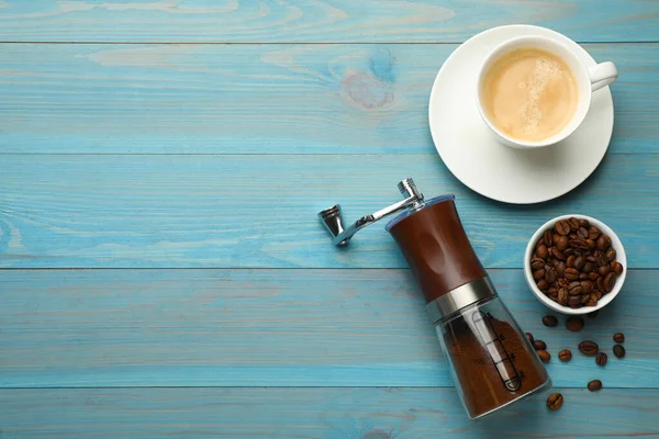 Handmatige Koffiemolen Met Poeder Bonen Een Kopje Drank Lichtblauwe Houten — Stockfoto