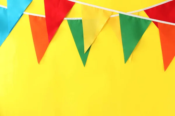 Buntings Com Bandeiras Triangulares Coloridas Fundo Amarelo Espaço Para Texto — Fotografia de Stock