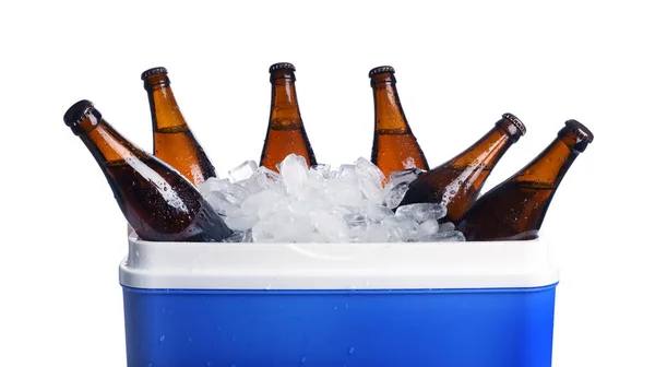 Caixa Fria Plástico Azul Com Cubos Gelo Cerveja Fundo Branco — Fotografia de Stock