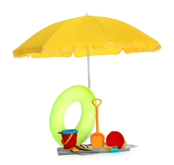 Plaj Şemsiyesi Şişme Yüzük Havlu Beyaz Arka Planda Çocukların Kum — Stok fotoğraf