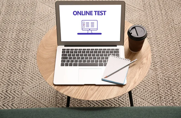 Laptop Met Online Test Houten Tafel Binnen — Stockfoto