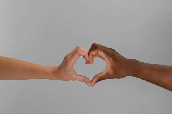 Kadın Afrikalı Amerikalı Erkek Elleri Açık Gri Arka Planda Kalp — Stok fotoğraf
