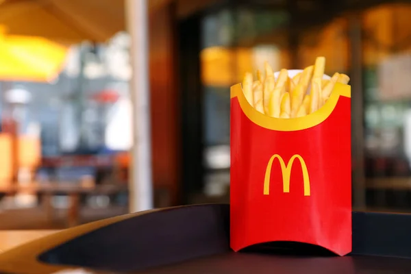 Mykolaiv Ukraine Sierpnia 2021 Duża Porcja Frytek Mcdonalda Tacy Kawiarni — Zdjęcie stockowe