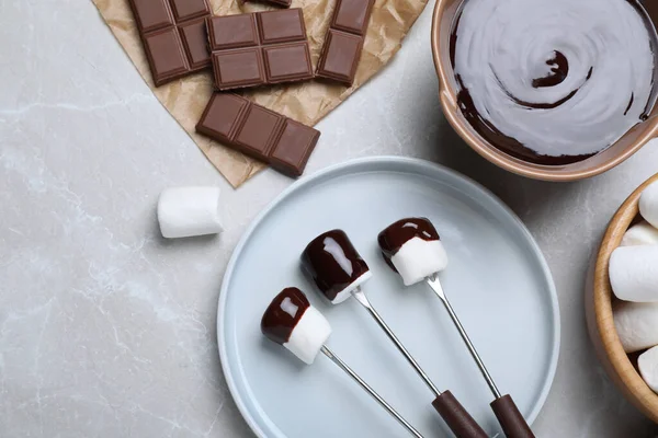 Des Guimauves Savoureuses Trempées Dans Chocolat Sur Une Table Marbre — Photo