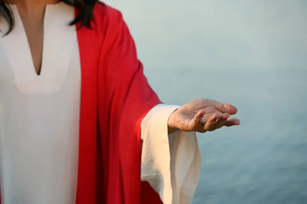 Jezus Christus Reikt Zijn Hand Uit Buurt Van Water Buiten — Stockfoto