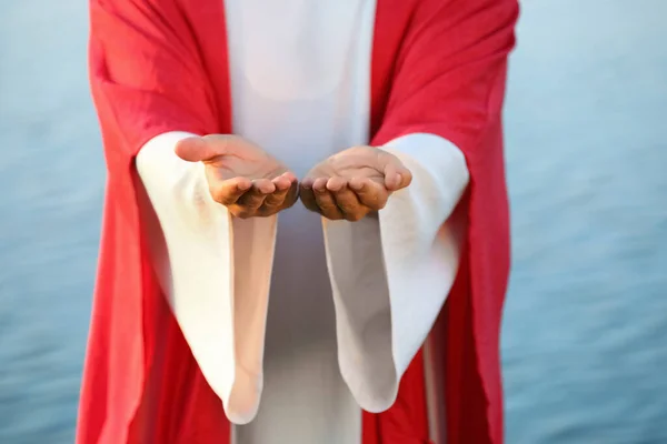 Jesus Cristo Estendendo Mãos Perto Água Livre Close — Fotografia de Stock