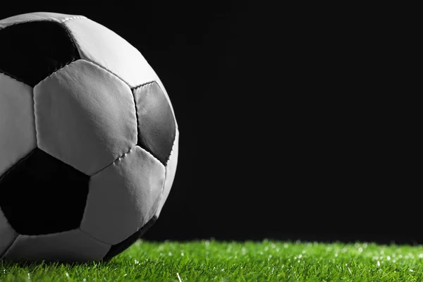 Bola Futebol Grama Verde Contra Fundo Preto Close Espaço Para — Fotografia de Stock