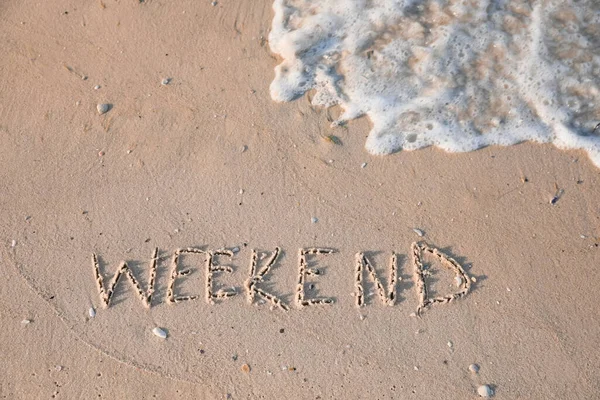 Word Σαββατοκύριακο Γραμμένο Στην Άμμο Στην Παραλία Πάνω Από Την — Φωτογραφία Αρχείου