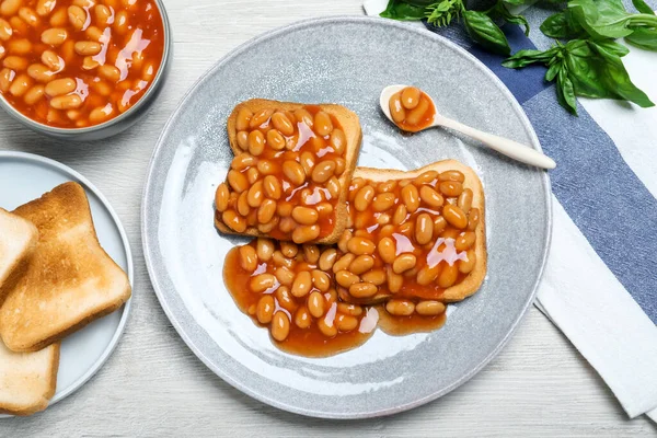 Torradas Com Deliciosos Feijões Enlatados Mesa Madeira Branca Flat Lay — Fotografia de Stock