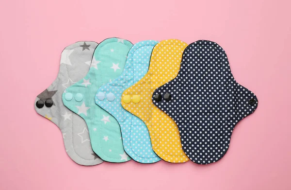 Muchas Almohadillas Menstruales Tela Reutilizable Sobre Fondo Rosa Disposición Plana —  Fotos de Stock