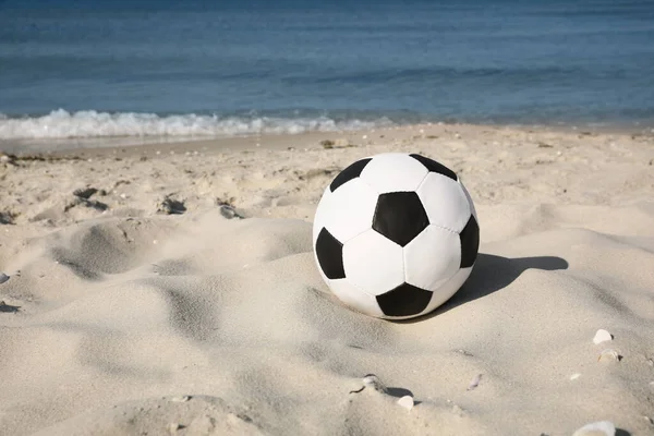Plajda Futbol Topu Mesaj Için Boşluk Futbol Ekipmanları — Stok fotoğraf