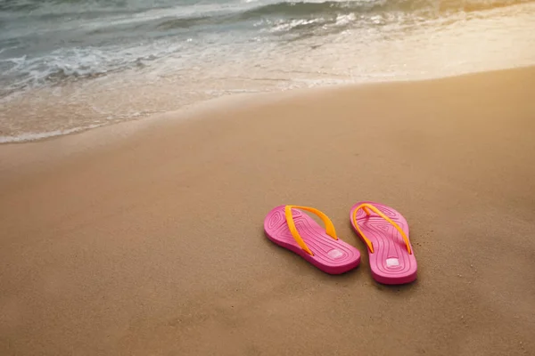 Pantofole Spiaggia Rosa Brillante Sulla Sabbia Vicino Mare Spazio Testo — Foto Stock