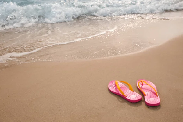 Bright Pink Beach Slippers Sand Sea Space Text — Stock Photo, Image