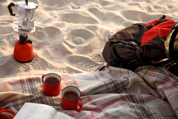 모래사장에서 주전자와 배낭을 캠핑용 스토브 — 스톡 사진