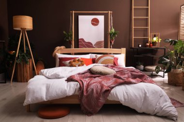 Geniş, rahat yataklı, modern bir oda.