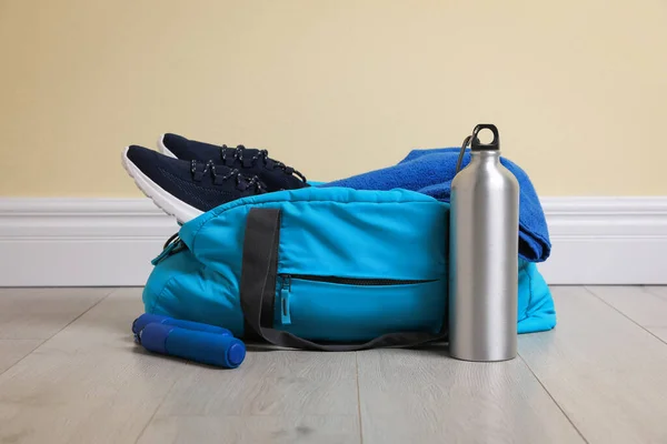 Tas Dengan Peralatan Olahraga Yang Berbeda Lantai Kayu Dalam Ruangan — Stok Foto