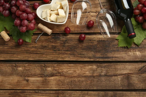 Vinho Tinto Saboroso Lanches Mesa Madeira Flat Lay Espaço Para — Fotografia de Stock