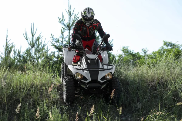 屋外で近代的なクワッドバイクを運転男 極端なスポーツ — ストック写真