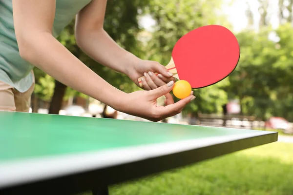 Mujer Joven Jugando Ping Pong Parque Primer Plano —  Fotos de Stock