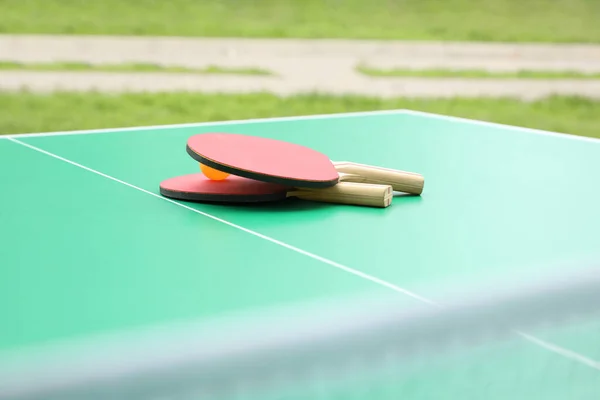 Ρακέτες Τένις Και Μπάλα Στο Τραπέζι Πινγκ Πονγκ Στο Πάρκο — Φωτογραφία Αρχείου