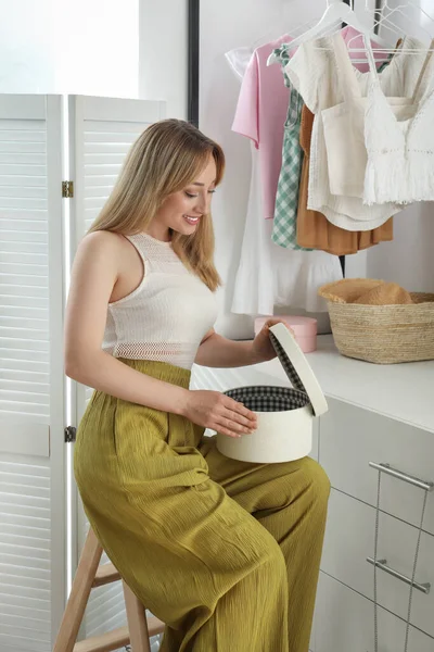 Mujer Con Caja Cerca Rack Vestidor Diseño Interiores —  Fotos de Stock