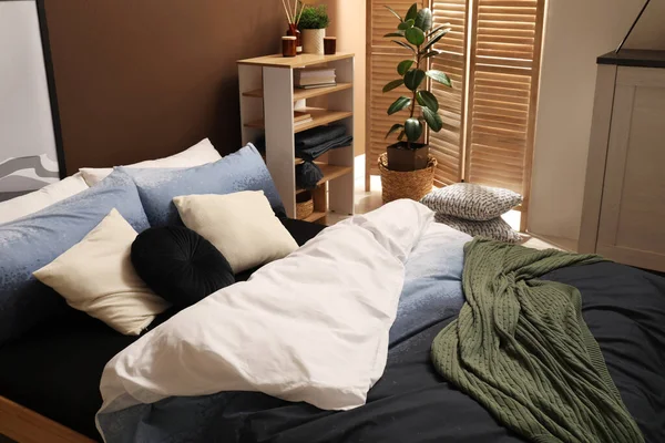 快適なベッドを備えたスタイリッシュな客室 インテリアデザイン — ストック写真