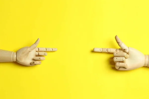 Ξύλινα Χέρια Μανεκέν Κίτρινο Φόντο Επίπεδη Lay — Φωτογραφία Αρχείου