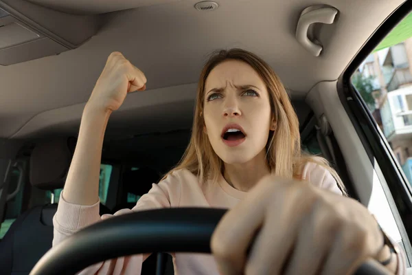 Stres Wściekła Kobieta Fotelu Kierowcy Nowoczesnego Samochodu — Zdjęcie stockowe
