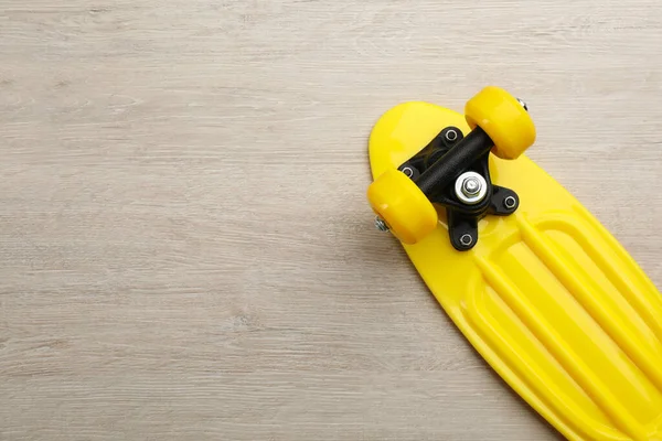 Gelbes Skateboard Auf Holzgrund Draufsicht Raum Für Text — Stockfoto