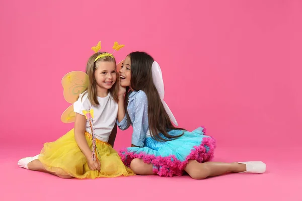 Carino Bambine Costumi Fata Con Ali Sfondo Rosa — Foto Stock