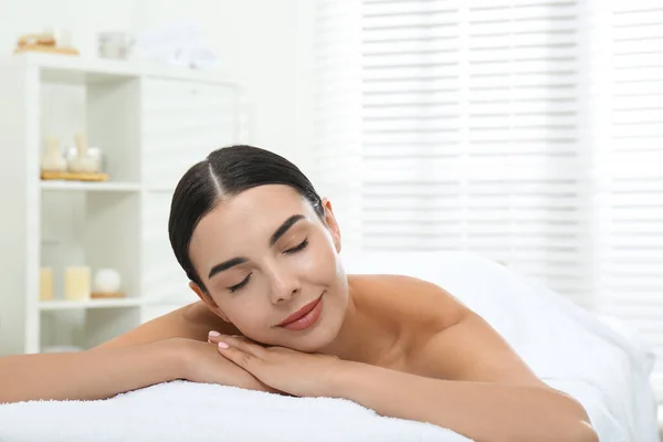 Hermosa Mujer Joven Relajarse Salón Spa —  Fotos de Stock