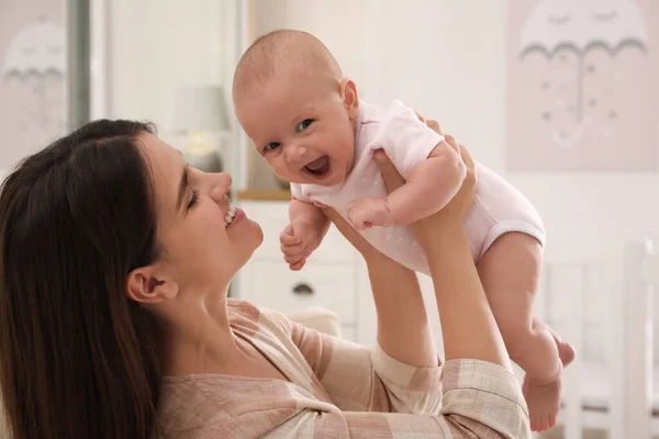 Glückliche Junge Mutter Mit Ihrem Süßen Baby Hause — Stockfoto